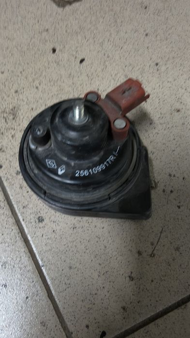 Vind faruri Megane 4 Sedan cu lupa și DRL-uri an 2019 cu folie pe ele de noi și claxon.
