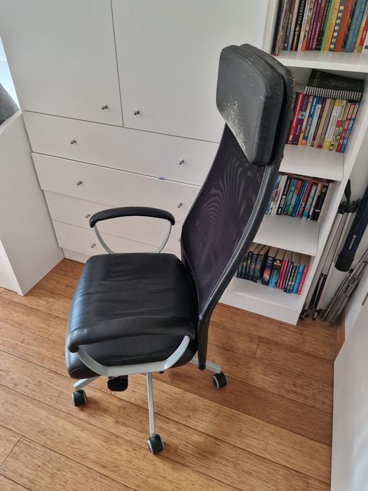 Въртящ се офис стол с две степени на нагласяне (височина и наклон)