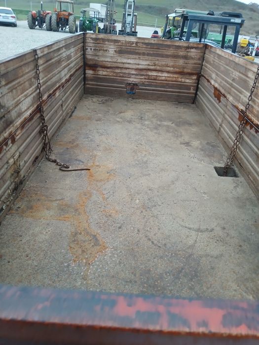 Remorca agricola basculabila