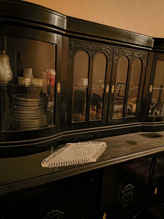 Комплект от масив столове маса и бюфет.