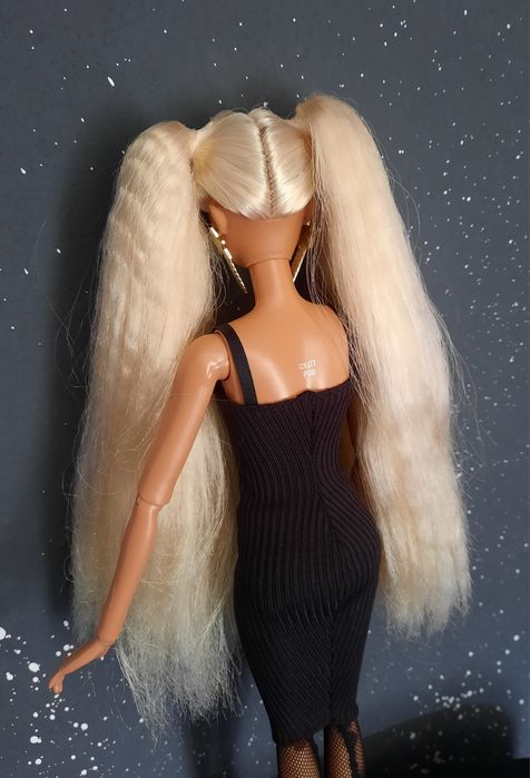 Barbie extra cu părul blond