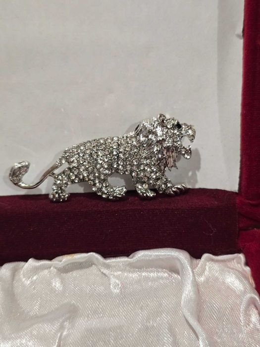 Брошки различни модели