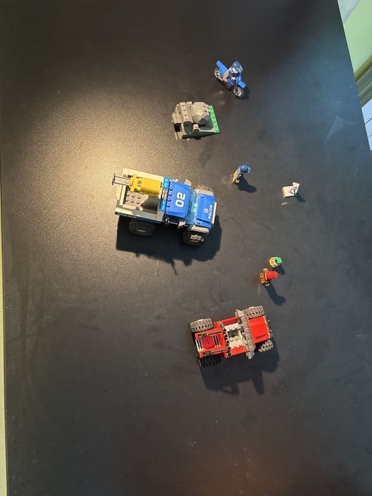 LEGO City 60172- Urmarire pe drumul accidentat, cu minigigurine si instructiuni