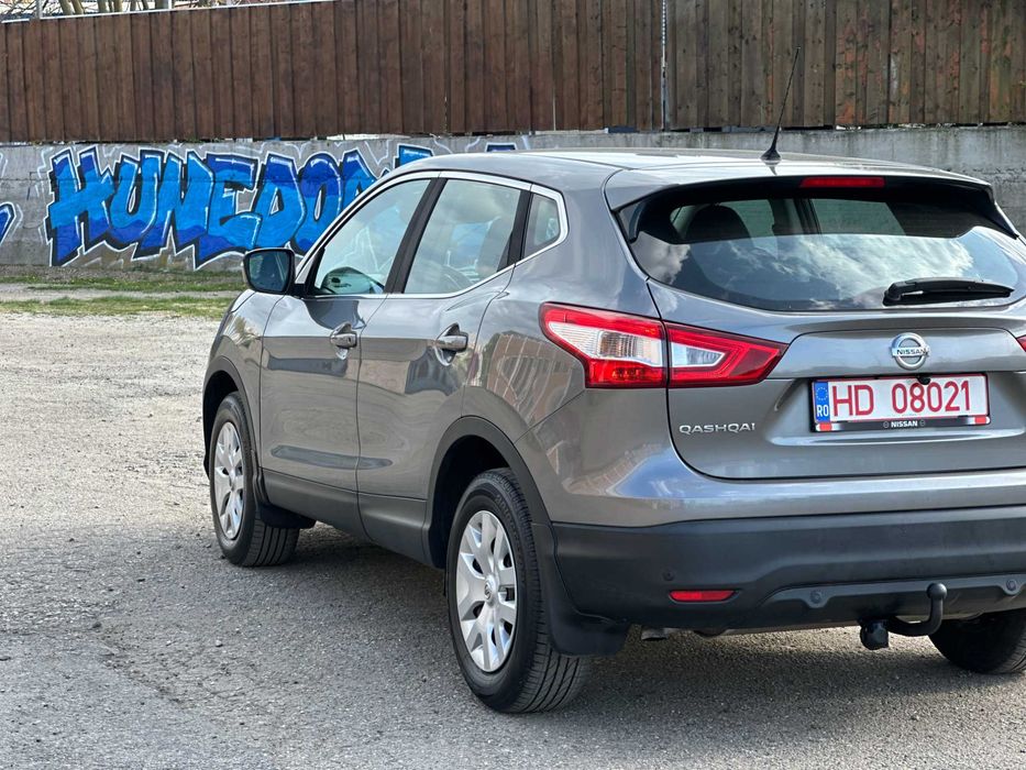 Nissan Qashqai 2 WD*benzina*navigatie*factura+fiscal*nr.rosii*af.2015