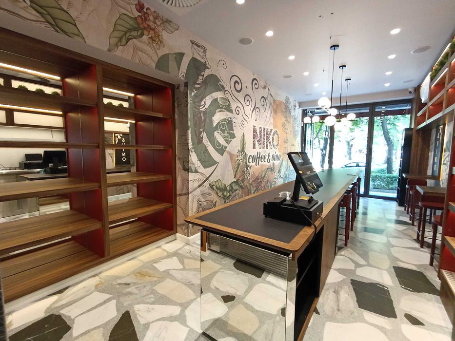 бар столове, споделена маса, дървени шкафове