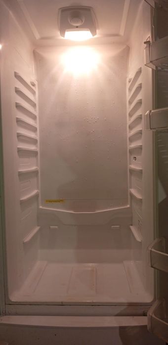 Vând frigider 350 doar că rafturile de sus nu le mai am