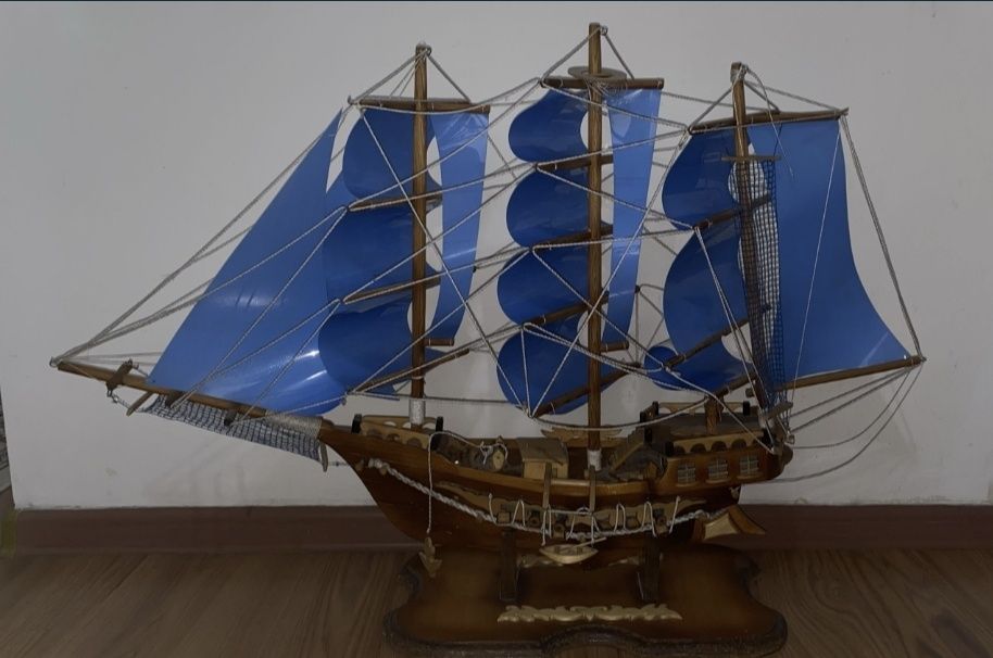 Продам модель парусного корабля