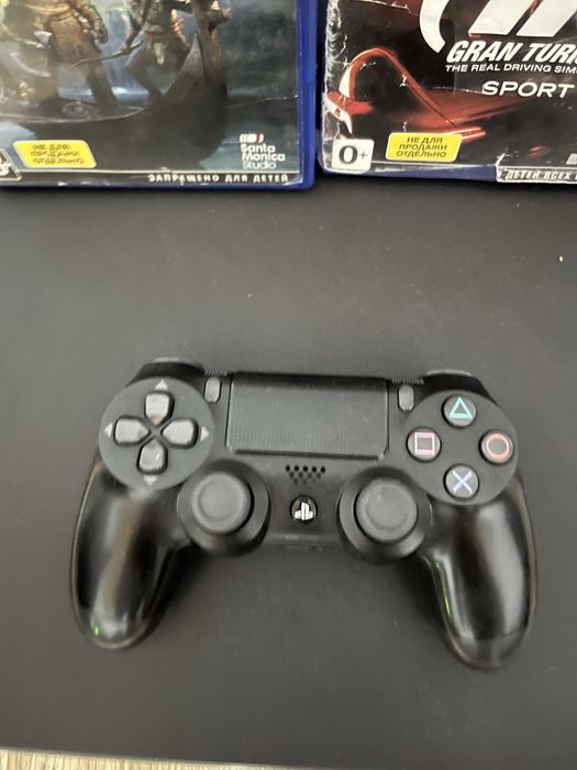 Продам PS4 Slim .