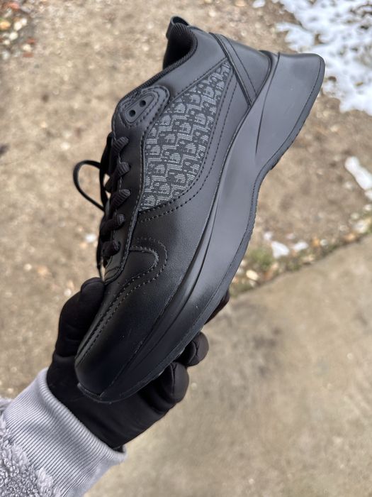 Adidasi Dior b25 noi la cutie