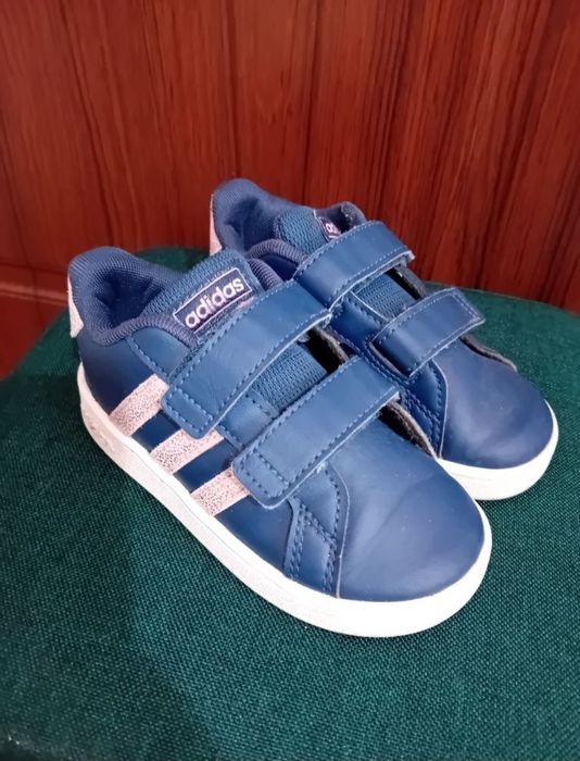 Adidași mărimea 24