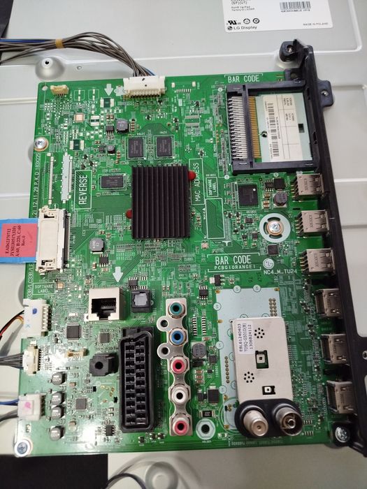 Televizor LG Smart 3D, funcționabil cu ecran crapat