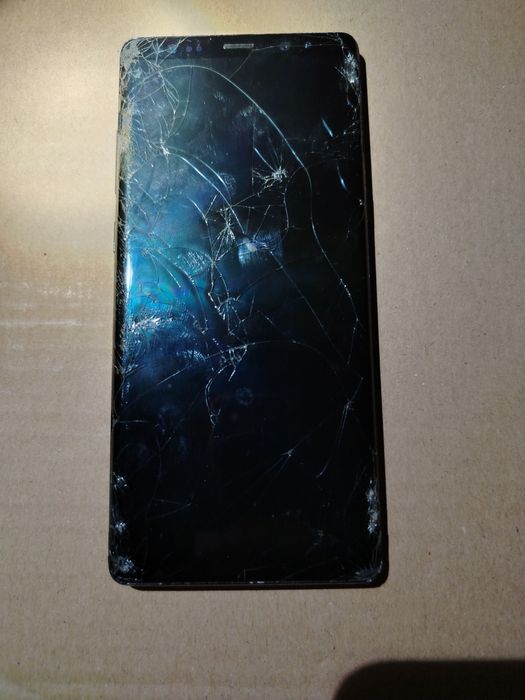 Samsung Galaxy Note 8 cu display-ul defect ( spart). Se aud sunete, vibrează. Pentru piese