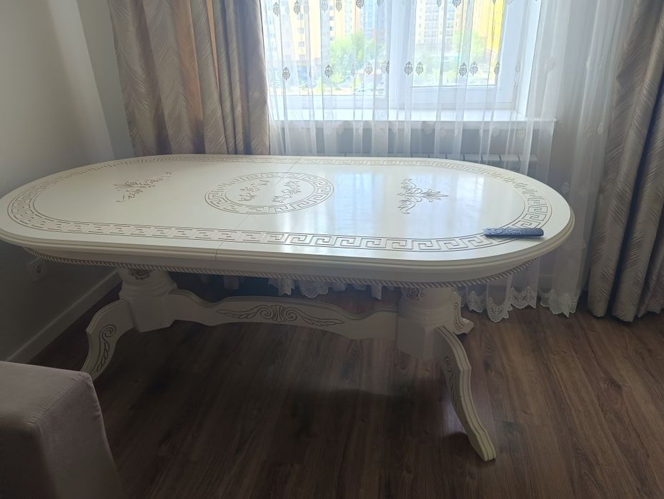 Продам стол гостининый без стульев