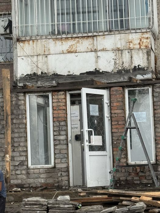 Продам пластиковую дверь и окна