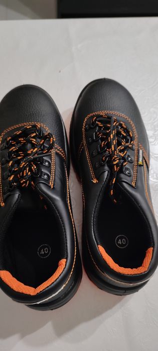 Работни обувки с метално бомбе.