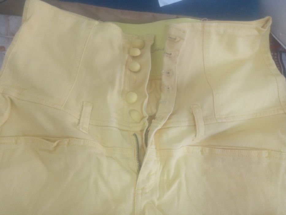 Джинсы для беременных жёлтого цвета