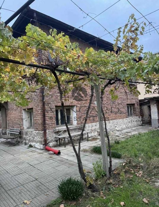 оф.26666 Самостоятелна къща с 1200 кв двор / Оризари