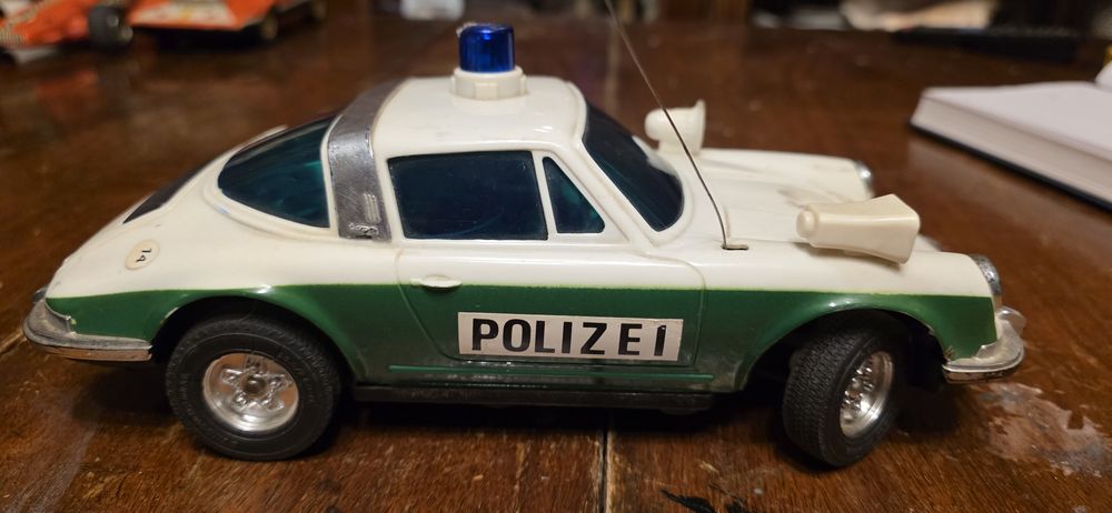 Mașinuța Polizei Porsche alb-verde cu radiocomanda  1974