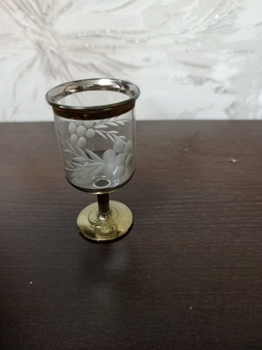 Продам набор из 6  рюмок из стекла.