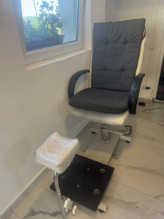 „Scaun pedichiură/hidraulic pentru salon, utilizat, stare bună, reglaj pe înălțime funcțional, confortabil și stabil
