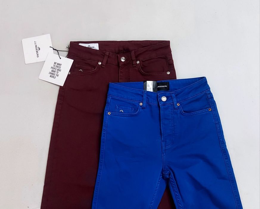 Pantaloni J Lindeberg model Study & Uma, jeans Regular Fit în culori albastru și burgundy, măsura 27 × 32 sau XS/S