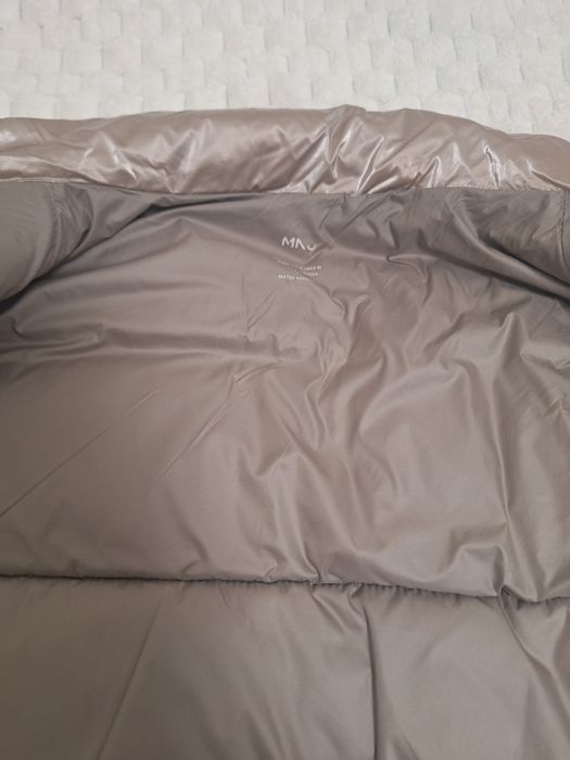 Продаётся зимняя куртка Манго тёплый.