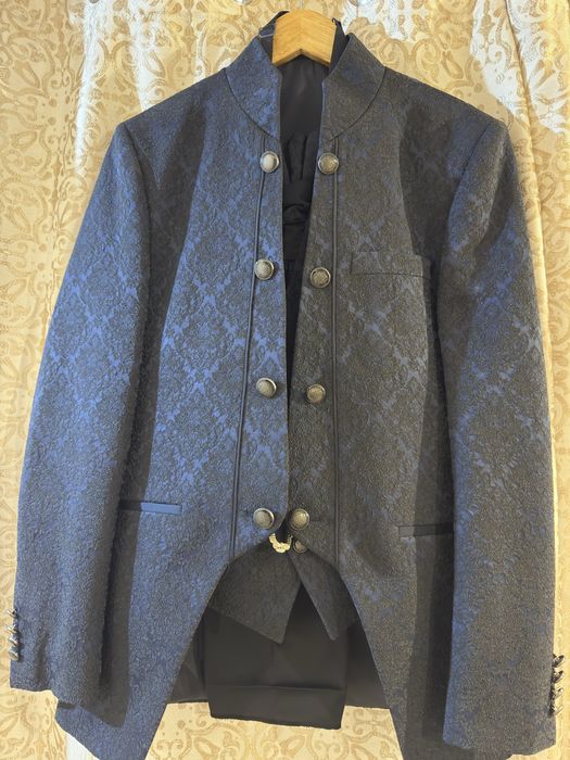 Costum efectiv ca nou