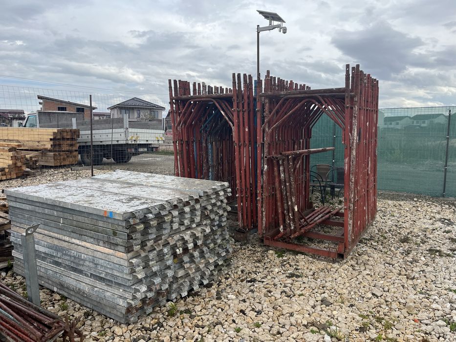 Inchiriez: panouri doka, popi metalici, grinzi, schela