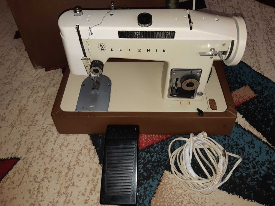 Mașină de cusut vintage Lucznik