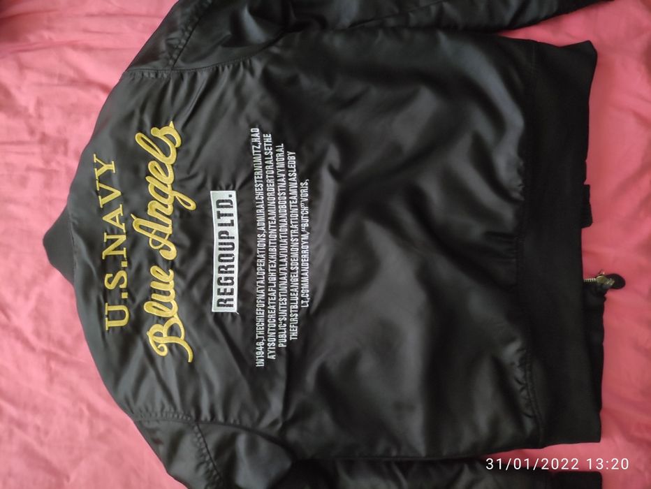 Яке Levi's, яке бомбър, черен суйчър и яке H&M, размер М