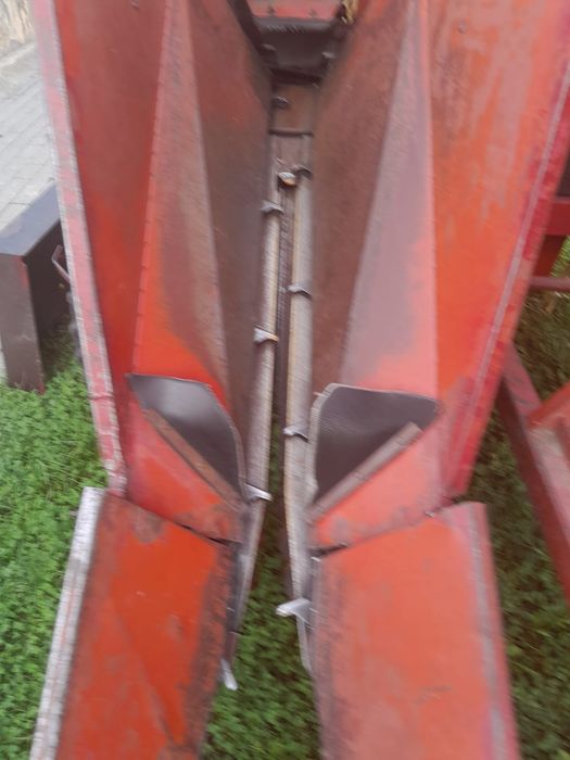 Vând  culegător  porumb