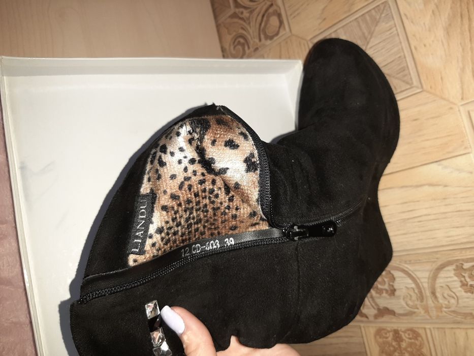 Продаю ботильоны на танкетке