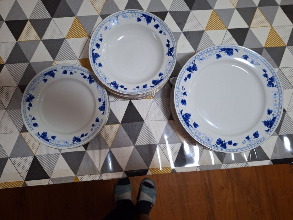 Продам набор тарелок
