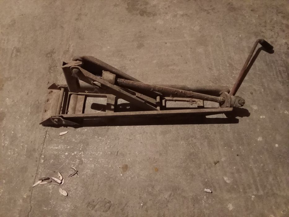 Дамкрат на москвич