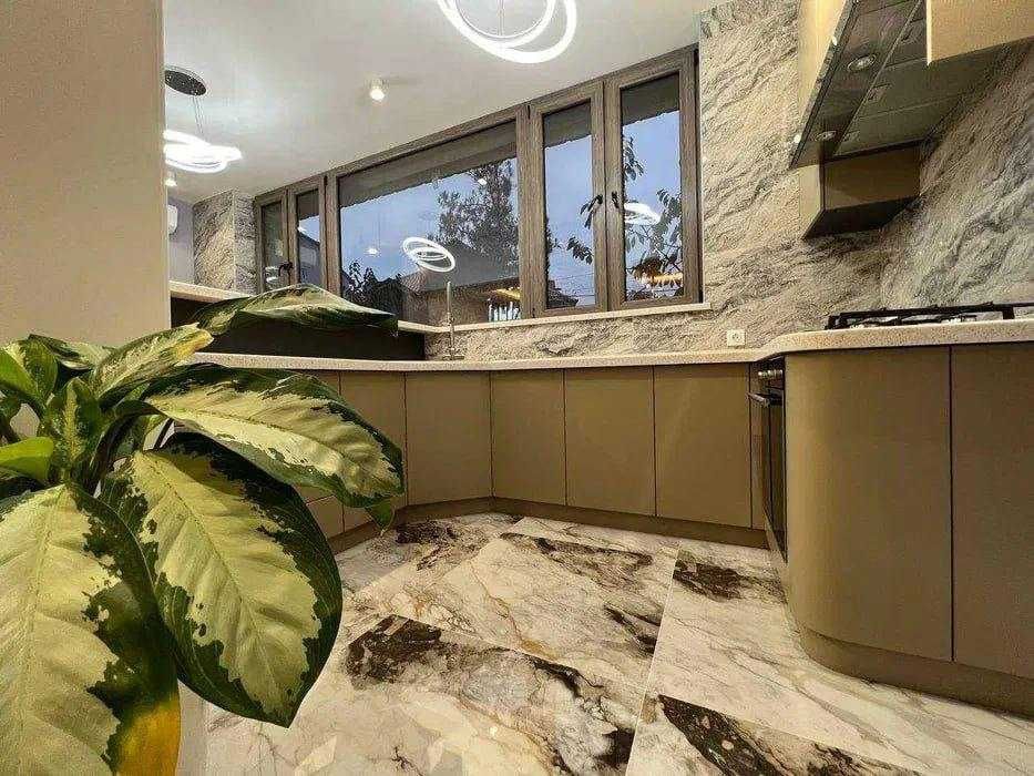 Продается квартира, вторичка 140 м2, 4/2/4, Проспект Мустаккилик.