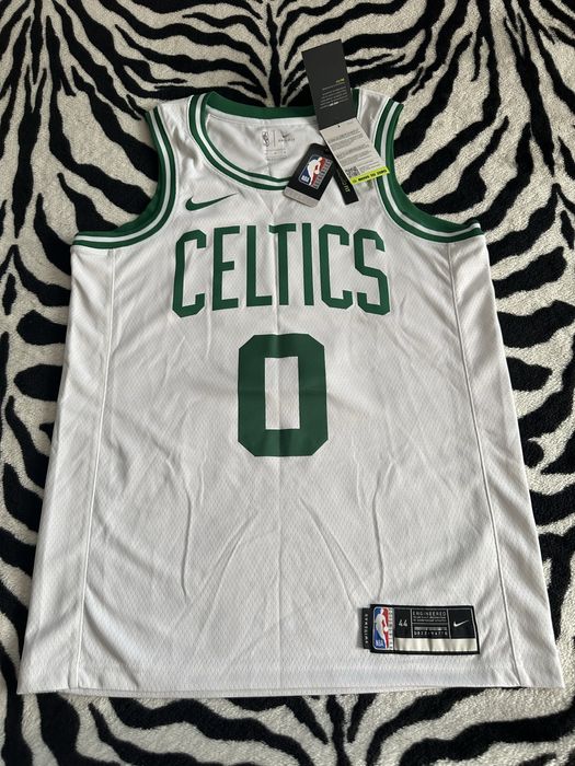Vând tricouri NBA