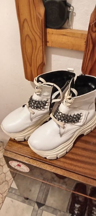 Дамски ботуши цвят бял