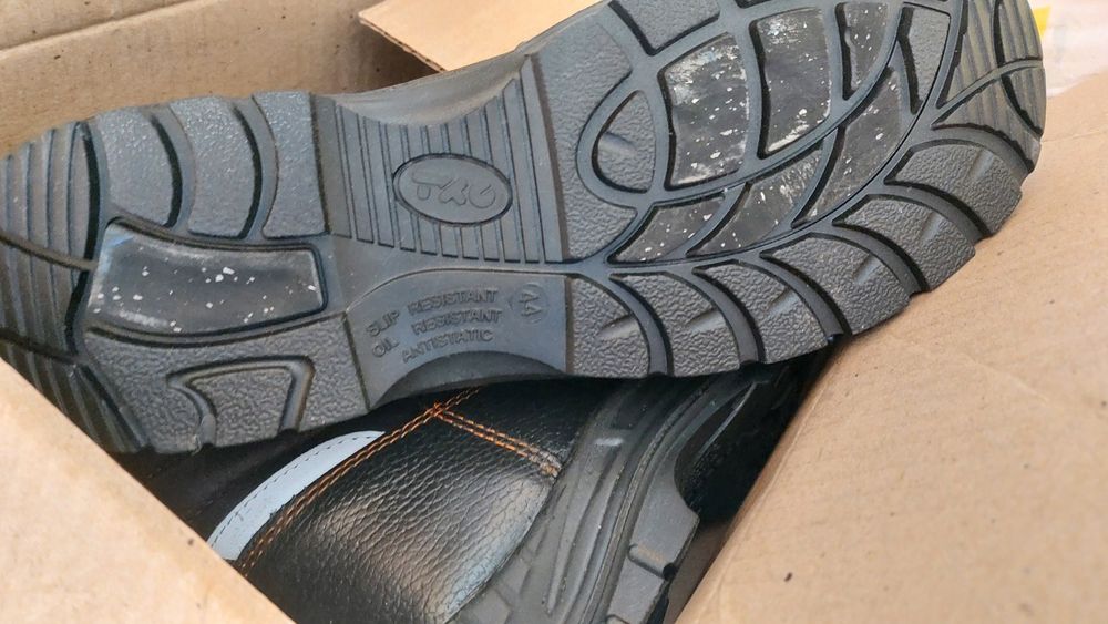 Продам зимние спец ботинки