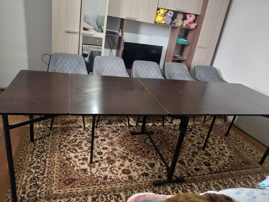 Стол стулья в хорошем состояние