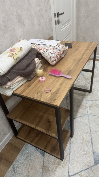 Письменный стол в хорошем состоянии