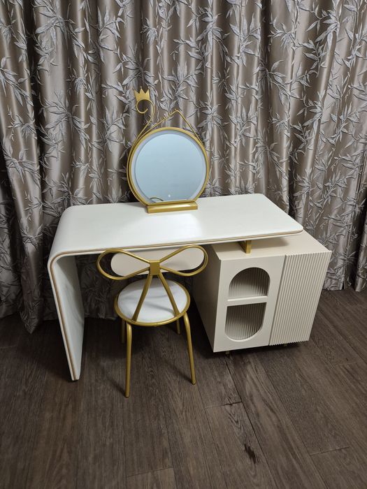 Дамска тоалетка със столче