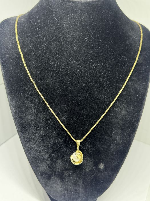 златен дамски синджир с висулка перла 18к 750