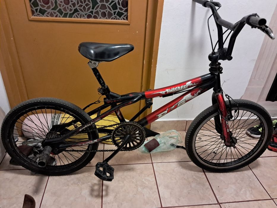 Twister BMX rosu cu negru