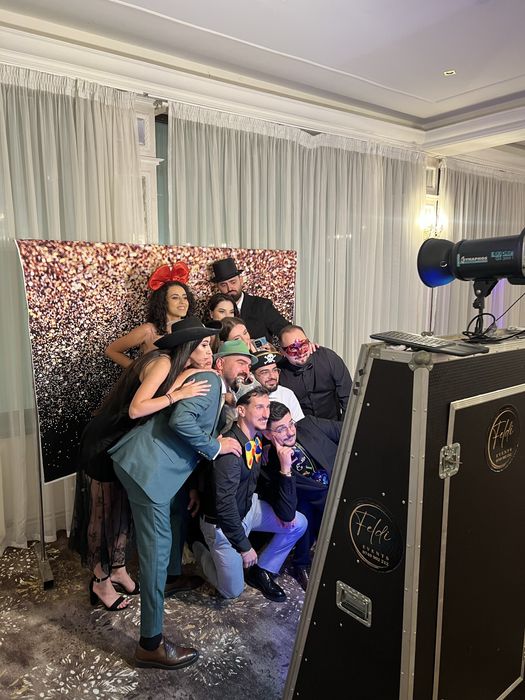 Oglinda Magica / photo booth / cabina foto/ poza la minut/ evenimente