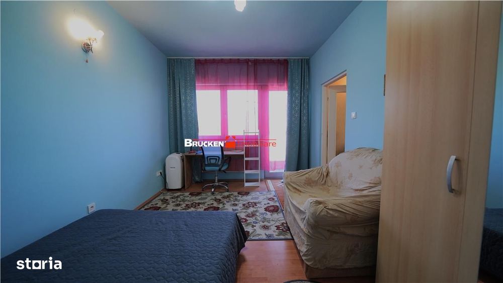 Apartament cu terasa, curte si parcare, intr-o zona linistita de case