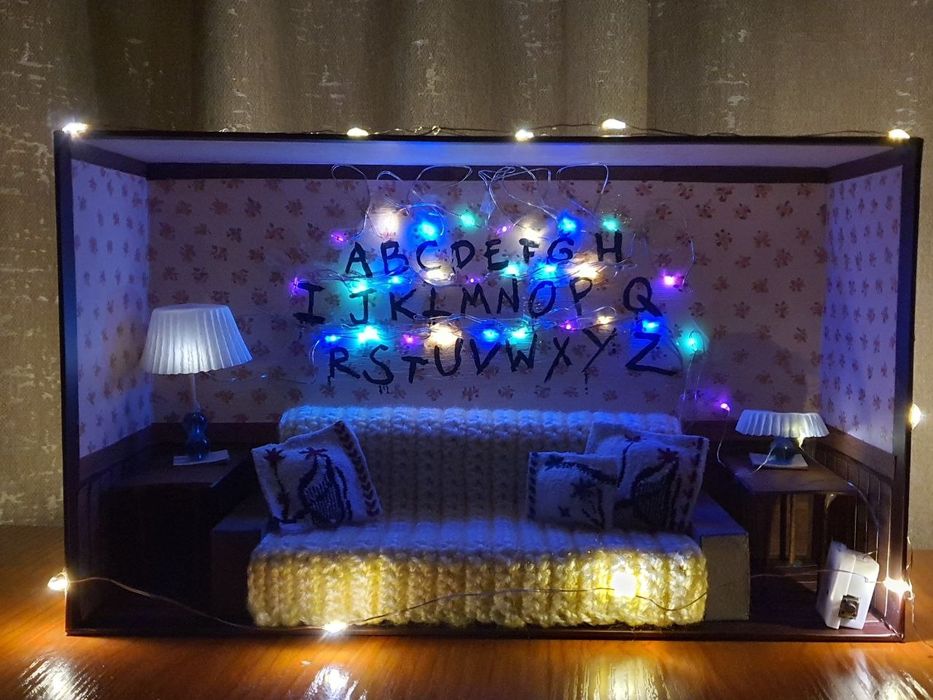 Комната "Очень странные дела"