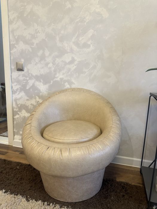 Пуфик кожанный , открывающийся