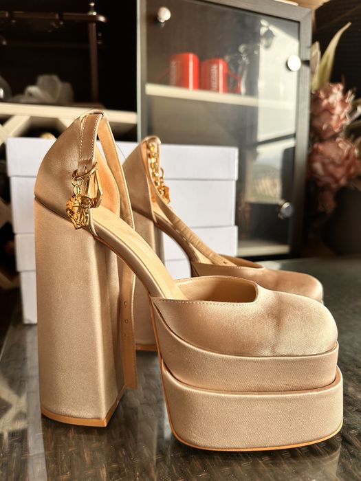 Обувки на висок ток, нови, само за 49 лева