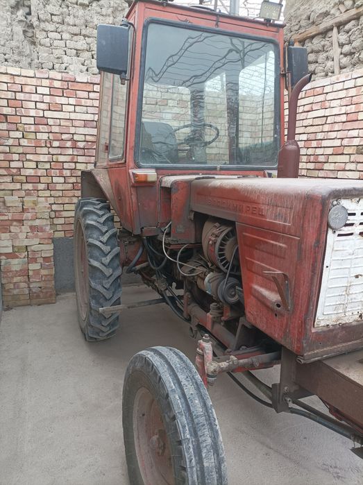 Traktor sotiladi T 25