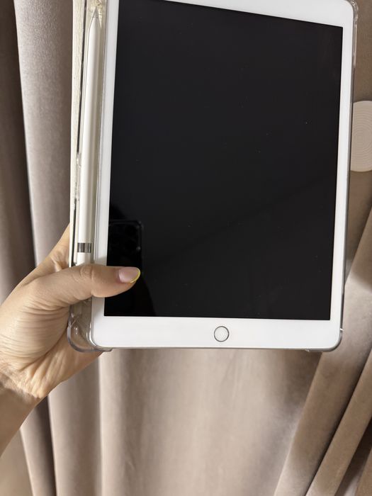 IPad 8, 32gb с ручкой.